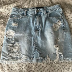 HOLLISTER DISTRESSED JEAN MINI SKIRT SIZE 1 / 25